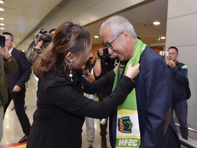 昔日难以夺冠的那不勒斯，上赛季时隔33年重夺意甲冠军，如今却再次不得不在积分榜上爬坡，对此因西涅这样表示：“我认为，在萨里的带领下，那不勒斯没有以91分的成绩夺冠，这让人感到惋惜。